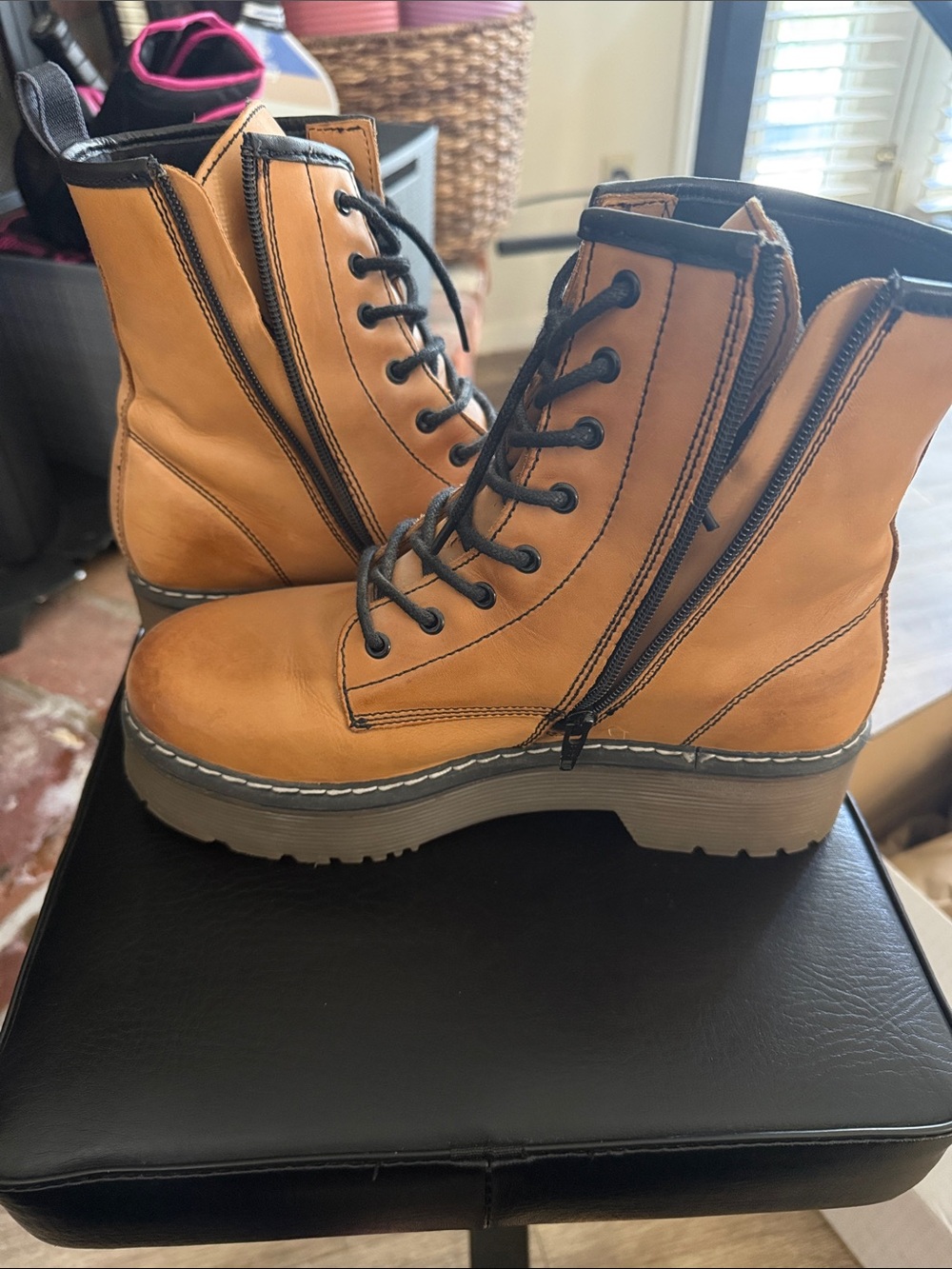 Woman’s  Tan Leather Lace-Up boots from Roolee - Picture 5 of 6
